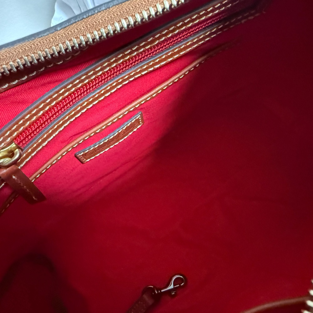 Dooney & Bourke Pebble Grain Shoulder Bag NWT - Picture 4 of 4